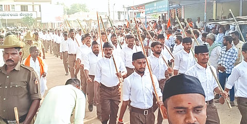 ಕೆಂಭಾವಿಯಲ್ಲಿ ಮಂಗಳವಾರ ನಡೆದ ಆರೆಸ್ಸೆಸ್ ಪಥಸಂಚಲನದಲ್ಲಿ ಹೆಜ್ಜೆ ಹಾಕಿದ ಗಣವೇಷಧಾರಿಗಳು.