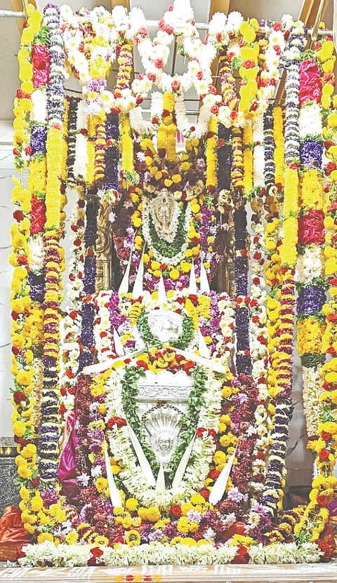 ಜಯತೀರ್ಥರ ಆರಾಧನೆ ನಿಮಿತ್ತ ವಿವಿಧ ಹೂ ಹಾಗೂ ರಜತ ಕವಚದಿಂದ ಅಲಂಕೃತಗೊAಡ ಕೆಂಭಾವಿ ಉತ್ತರಾದಿ ಮಠದ ಶ್ರೀ ಸತ್ಯನಾರಾಯಣ, ಶ್ರೀ ಸುಮಧ್ವ ಮಾರುತಿ ಹಾಗೂ ಯತಿ ಚತುಷ್ಟಯ ವೃಂದಾವನ.