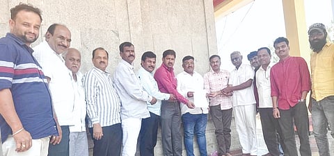 ಕೆಂಭಾವಿ ಪಟ್ಟಣದ ಖಾಸಗಿ ಶಿಕ್ಷಣ ಸಂಸ್ಥೆಗಳ ಆಡಳಿತ ಮಂಡಳಿ ಮುಖ್ಯಸ್ಥರು ಪ್ರಸಕ್ತ ಸಾಲಿನಲ್ಲಿ ಬೇಸಿಗೆ ರಜೆ ತರಗತಿ ನಡೆಸುವುದಿಲ್ಲ ಎಂದು ೇತ್ರ ಶಿಕ್ಷಣಾಧಿಕಾರಿಗಳಿಗೆ ಬರೆದ ಮನವಿಪತ್ರವನ್ನು ಮಂಗಳವಾರ ಸಿಆರ್​ಪಿ ಸಲ್ಲಿಸಿದರು. ನೀಲಕಂಠರಾಯಗೌಡ ಪಾಟೀಲ್​, ಮಧುಗೌಡ ಜಲಪುರ, ಮೋಹನರೆಡ್ಡಿ ಡಿಗ್ಗಾವಿ, ನರಸಿಂಹ ವಡ್ಡೆ, ಡಿ.ಸಿ.ಪಾಟೀಲ್​, ಭೀಮನಗೌಡ ಹೊಸಮನಿ ಇತರರಿದ್ದರು.