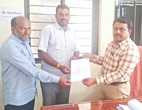 ಕೆಂಭಾವಿ ಪಟ್ಟಣದ ವಾರ್ಡ್​ 3ರಲ್ಲಿ ವಿದ್ಯುತ್​ ಪದೇಪದೆ ಕಾಡುತ್ತಿದ್ದು, ಕೂಡಲೇ ಈ ಸಮಸ್ಯೆ ನೀಗಿಸಿ ನಿವಾಸಿಗಳಿಗೆ ಸಮಸ್ಯೆ ಪರಿಹರಿಸುವಂತೆ ಪುರಸಭೆ ಸದಸ್ಯ ರವಿ ಸೊನ್ನದ ಜೆಸ್ಕಾಂ ಎಇಇ ರಾಜಶೇಖರ ಪಾಟೀಲ್​ ಅವರಿಗೆ ಮನವಿ ಸಲ್ಲಿಸಿದರು. ಆರ್​ೀ ಹುಸೇನ್​ ಖಾಜಿ ಇದ್ದರು.