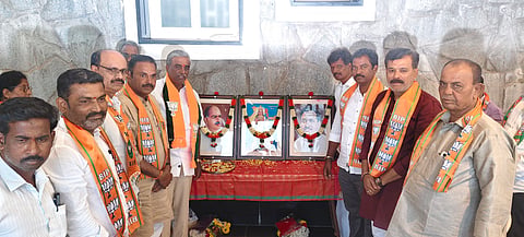 ಕುರುಗೋಡಿನ ಬಿಜೆಪಿ ಕಚೇರಿಯಲ್ಲಿ ವಿಬಿ ಜಿ ರಾಮ್ ಜಿ ಕಾಯ್ದೆ ಕಾರ್ಯಾಗಾರದಲ್ಲಿ ಭಾರತೀಯ ಜನಸಂಘದ ಸಂಸ್ಥಾಪಕ ಡಾ.ಶ್ಯಾಮಾಪ್ರಸಾದ್ ಮುಖರ್ಜಿ ಹಾಗೂ ಪಂ.ದೀನ್ ದಯಾಳ್ ಉಪಾಧ್ಯಾಯ ಭಾವಚಿತ್ರಕ್ಕೆ ನಮನ ಸಲ್ಲಿಸಲಾಯಿತು. 