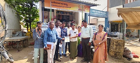 ಕುರುಗೋಡಿನಲ್ಲಿ ಬಾಲ ಹಾಗೂ ಕಿಶೋರ ಕಾರ್ಮಿಕರ ಟಾಸ್ಕ್‌ಫೋರ್ಸ್ ಸಮಿತಿಯಿಂದ ಅಂಗಡಿ ಮಾಲೀಕರಿಗೆ ಕರಪತ್ರ ನೀಡಿ ಅರಿವು ಮೂಡಿಸಲಾಯಿತು.