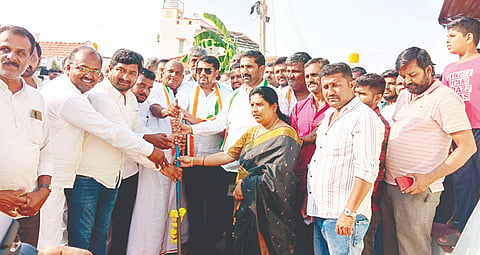 ತಿ.ನರಸೀಪುರ ತಾಲೂಕಿನ ಅತ್ತಹಳ್ಳಿ ಗ್ರಾಮದಲ್ಲಿ ರಸ್ತೆ ಹಾಗೂ ಚರಂಡಿ ಅಭಿವೃದ್ಧಿ ಕಾಮಗಾರಿಗೆ ಸಂಸದ ಸುನೀಲ್ ಬೋಸ್ ಭೂಮಿ ಪೂಜೆ ನೆರವೇರಿಸಿದರು. ಆರ್.ಚಲುವರಾಜು, ಮುನಾವರ್ ಪಾಷ, ವೀಣಾ ಶಿವಕುಮಾರ್, ಎ.ಎನ್.ಮಹೇಶ್, ಡಿ.ಸುನೀಲ್ ಕುಮಾರ್ ಇತರರು ಇದ್ದರು.