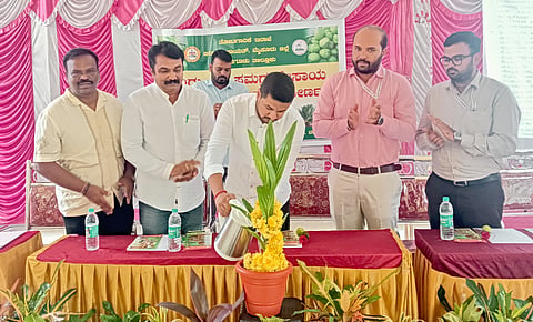 ನಗರದ ತೋಟಗಾರಿಕೆ ಇಲಾಖೆ ಕಚೇರಿಯಲ್ಲಿ ತಾಳೆ ಮತ್ತು ತೆಂಗು ಬೆಳೆ ವಿಚಾರ ಸಂಕಿರಣವನ್ನು ಶಾಸಕ ದರ್ಶನ್ ಉದ್ಘಾಟಿಸಿದರು. ಚಂದ್ರು, ಡಾ.ಪ್ರಸಾದ್, ಡಾ.ವಿನಾಯಕ, ಡಾ.ಪ್ರಸಾದ್ ಇತರರು ಇದ್ದರು. 