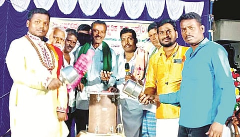  ಬದನವಾಳು ಗ್ರಾಮದಲ್ಲಿ ಆಯೋಜಿಸಿದ್ದ ಸಿದ್ದಪ್ಪಾಜಿ ಅವರ ಮಹಾಕಾವ್ಯ ಮತ್ತು ಗೀತಾ ಗಾಯನ ಕಾರ್ಯಕ್ರಮ ಗಮನ ಸೆಳೆಯಿತು. ದ್ಡೊಡ್ಡಸಿದ್ದಯ್ಯ, ಮಹದೇವ್, ಅವಿನಾಶ್, ನಾಗೇಶ್‌ಮೂರ್ತಿ, ಲಕ್ಷ್ಮೀನಾರಾಯಣ, ಗುರುಸ್ವಾಮಿ ಇತರರಿದ್ದರು.
