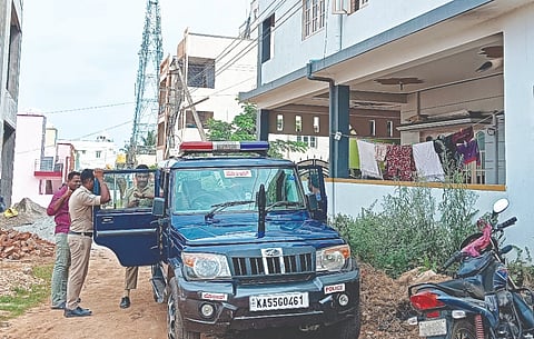  ಬಾಡಿಗೆ ಕೇಳಲು ಬಂದು ವೃದ್ಧೆ ಮೇಲೆ ಮಾರಣಾಂತಿಕ ಹಲ್ಲೆ  ನಡೆಸಿರುವ ಹಿನ್ನೆಲೆ ಸ್ಥಳದಲ್ಲಿ ಪರಿಶೀಲನೆ ನಡೆಸುತ್ತಿರುವ ಪೊಲೀಸರು.