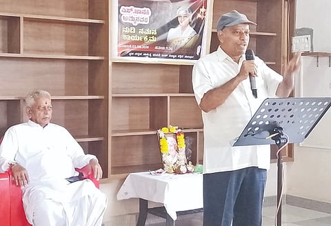 ಸುರಪುರನಲ್ಲಿ ಸೋಮವಾರ ಆಯೋಜಿಸಿದ್ದ  ಸ್ವರಸೌರಭ ನುಡಿನಮನ ಕಾರ್ಯಕ್ರಮದಲ್ಲಿ ಹಿರಿಯ ಸಾಹಿತಿ ಶ್ರೀನಿವಾಸ ಜÁಲವಾದಿ ಮಾತನಾಡಿದರು. ಕನ್ನಡ ಸಾಹಿತ್ಯ ಸಂಘದ ಅಧ್ಯಕ್ಷ ಬಸವರಾಜ ಜಮದ್ರಖಾನಿ ಇತರರಿದ್ದರು.