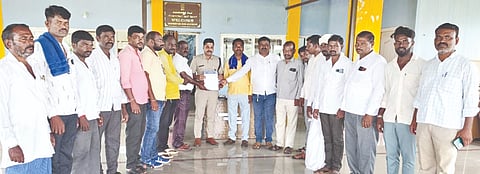 ಸುರಪುರ ಪೊಲೀಸ್ ಉಪ ವಿಭಾಗದ ಡಿವೈಎಸ್‌ಪಿ ಜಾವೇದ್ ಇನಾಮದಾರ ಅವರಿಗೆ ಮಂಗಳವಾರ ದಲಿತ ಸಂಘರ್ಷ ಸಮಿತಿ ಪದಾಽಕಾರಿಗಳು ಮನವಿ ಸಲ್ಲಿಸಿದರು. ತಾಲೂಕು ಸಂಚಾಲಕ ತಿಪ್ಪಣ್ಣ ಶೆಳ್ಳಗಿ, ಉಪ ವಿಭಾಗೀಯ ಸಂಚಾಲಕ ರಮೇಶ್ ಬಡಿಗೇರ, ಚನ್ನಬಸಪ್ಪ ದೇವಪುರ, ವೆಂಕಟೇಶ ದೇವಪುರ ಇತರರಿದ್ದರು.
