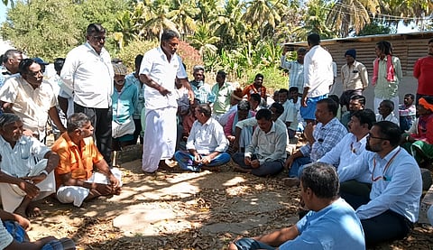 ಯಳಂದೂರು ತಾಲೂಕು ಬೂದಿತಿಟ್ಟು ಗ್ರಾಮದಲ್ಲಿ ವಿವಿಧ ಇಲಾಖೆ ಅಧಿಕಾರಿಗಳು ಬುಧವಾರ ಭೇಟಿ ನೀಡಿ ಗ್ರಾಮಸ್ಥರ ಸಮಸ್ಯೆ ಆಲಿಸಿದರು.
