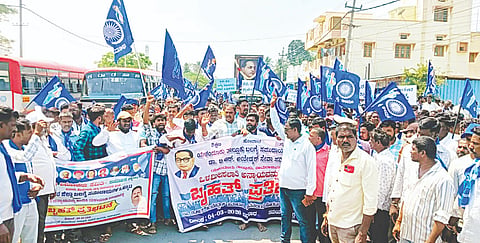 ಒಳಮೀಸಲಾತಿಯಲ್ಲಿ ಆಗಿರುವ ಅನ್ಯಾಯ ಖಂಡಿಸಿ ಯಳಂದೂರು ಪಟ್ಟಣದಲ್ಲಿ ಬುಧವಾರ ಬಲಗೈ ಸಮುದಾಯದ ಜನರು ಪ್ರತಿಭಟನೆ ನಡೆಸಿದರು. 