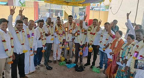 ಯಳಂದೂರು ತಾಲೂಕು ವ್ಯವಸಾಯೋತ್ಪನ್ನ ಮಾರಾಟಗಾರರ ಸಹಕಾರ ಸಂಘದ ನೂತನ ಅಧ್ಯಕ್ಷ, ಉಪಾಧ್ಯಕ್ಷ ಹಾಗೂ ನಿರ್ದೇಶಕರಿಗೆ ಸೋಮವಾರ ಸಂಘದ ಕಚೇರಿಯಲ್ಲಿ ಅಭಿನಂದಿಸಲಾಯಿತು.ಎಸ್.ಎಲ್. ನಯನಾ, ಮಹೇಶ್, ಗೌಡಹಳ್ಳಿ ಎಸ್.ರವಿ ಇತರರಿದ್ದರು. 