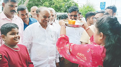 ಯಳಂದೂರು ತಾಲೂಕಿನ ಉಪ್ಪಿನಮೋಳೆ ಗ್ರಾಮದ ಸ್ವಗೃಹದಲ್ಲಿ ನೂತನ ಸಚಿವ ಸಿ. ಪುಟ್ಟರಂಗಶೆಟ್ಟಿ ಅವರಿಗೆ ಕುಟುಂಬಸ್ಥರು ಆರತಿ ಎತ್ತಿ ಸ್ವಗತಕೋರಿದರು.