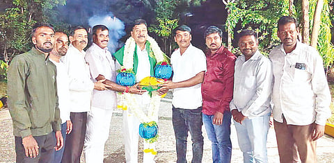 ಯಳಂದೂರು ಸಮೀಪದ ಸಂತೆಮರಹಳ್ಳಿ ಪ್ರವಾಸಿ ಮಂದಿರದಲ್ಲಿ ಬುಧವಾರ ರಾತ್ರಿ ಬ್ಲಾಕ್ ಯುವ ಕಾಂಗ್ರೆಸ್ ಘಟಕದ ಅಧ್ಯಕ್ಷರಾಗಿ ಆಯ್ಕೆಯಾದ ಮಸಣಾಪುರ ವಿಜಯ್ ಅವರು ಶಾಸಕ ಎ.ಆರ್. ಕೃಷ್ಣಮೂರ್ತಿ ಅವರನ್ನು ಸನ್ಮಾನಿಸಿದರು.