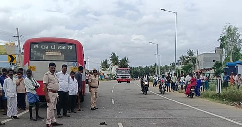 ಯಳಂದೂರು ತಾಲೂಕಿನ ಯರಿಯೂರು ಗ್ರಾಮದ ರಾಷ್ಟ್ರೀಯ ಹೆದ್ದಾರಿ 948ರಲ್ಲಿ ಅಪಘಾತವಾಗಿರುವುದುನ್ನು ಪರಿಶೀಲಿಸಿಸುತ್ತೀರುವು ಪೊಲೀಸ್ ಅಧಿಕಾರಿ