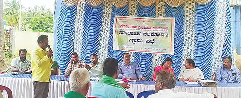 ಯಳಂದೂರು ತಾಲೂಕಿನ ಗೌಡಹಳ್ಳಿ ಗ್ರಾಮದಲ್ಲಿ ಮಂಗಳವಾರ ಆಯೋಜಿಸಿದ್ದ ಗ್ರಾಮಸಭೆಯಲ್ಲಿ ಸಾರ್ವಜನಿಕರು ಮೌಖಿಕವಾಗಿ ದೂರು ನೀಡಿದರು. ಪಿಡಿಒ ಶಾರದಾದೇವಿ, ಆಡಳಿತಾಧಿಕಾರಿ ಮಾನಸಾ ಇತರರು ಇದ್ದರು.  