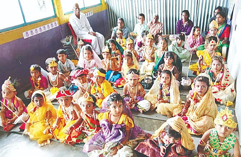 ಯಳಂದೂರು ತಾಲೂಕು ಹೊನ್ನೂರು ಗ್ರಾಮದ ಹಿಪ್ರೋ ಕ್ಯಾಂಪಸ್ ಶಾಲೆಯಲ್ಲಿ ಶುಕ್ರವಾರ ಕೃಷ್ಣ ಜನ್ಮಾಷ್ಟಮಿ ನಿಮಿತ್ತ ಮಕ್ಕಳು ರಾಧೆ ಕೃಷ್ಣರ ವೇಷತೊಟ್ಟು ಸಂಭ್ರಮಿಸಿದರು.