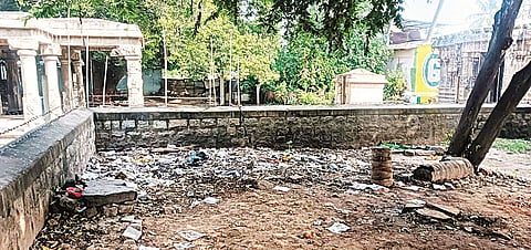 ಯಳಂದೂರು ಪಟ್ಟಣದ ಗೌರೇಶ್ವರ ದೇಗುಲ ಹಾಗೂ ಬಳೇಮಂಟಪದ ಪಕ್ಕದಲ್ಲಿ ಕಸವನ್ನು ಬಿಸಾಡಿರುವುದು.
