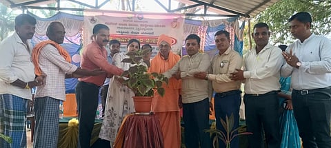  ಯಳಂದೂರು ತಾಲೂಕಿನ ಮಲಾರಪಾಳ್ಯ ಗ್ರಾಮದಲ್ಲಿ ಆಯೋಜಿಸಿದ್ದ ವಿಶೇಷ ವಾರ್ಷಿಕ ಶಿಬಿರ ಕಾರ್ಯಕ್ರಮವನ್ನು ಗಿಡಕ್ಕೆ ನೀರು ಹಾಕುವುದರ ಮೂಲಕ ತಹಸೀಲ್ದಾರ್ ನಯನಾ ಉದ್ಘಾಟಿಸಿದರು. ಗೌಡಹಳ್ಳಿ ವಿರಕ್ತ ಮಠದ ಶ್ರೀ ಮರಿತೋಂಟದಾರ್ಯ ಸ್ವಾಮೀಜಿ ಇತರರು ಇದ್ದರು. 