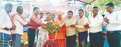 ಯಳಂದೂರು ತಾಲೂಕಿನ ಮಲಾರಪಾಳ್ಯ ಗ್ರಾಮದಲ್ಲಿ ಆಯೋಜಿಸಿದ್ದ ವಿಶೇಷ ವಾರ್ಷಿಕ ಶಿಬಿರ ಕಾರ್ಯಕ್ರಮವನ್ನು ಗಿಡಕ್ಕೆ ನೀರು ಹಾಕುವುದರ ಮೂಲಕ ತಹಸೀಲ್ದಾರ್ ನಯನಾ ಉದ್ಘಾಟಿಸಿದರು. ಗೌಡಹಳ್ಳಿ ವಿರಕ್ತ ಮಠದ ಶ್ರೀ ಮರಿತೋಂಟದಾರ್ಯ ಸ್ವಾಮೀಜಿ ಇತರರು ಇದ್ದರು. 