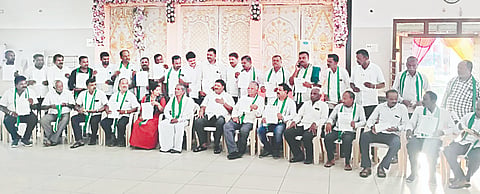 ಪಿರಿಯಾಪಟ್ಟಣದಲ್ಲಿ ಆಯೋಜಿಸಿದ್ದ ಕಾರ್ಯಕ್ರಮದಲ್ಲಿ ಜೆಡಿಎಸ್ ಪಕ್ಷದ ತಾಲೂಕು ಘಟಕದ ಪದಾಧಿಕಾರಿಗಳ ನೇಮಕಾತಿ ಪತ್ರವನ್ನು ಮಾಜಿ ಶಾಸಕ ಕೆ.ಮಹದೇವ್ ವಿತರಿಸಿದರು. ಅಣ್ಣಯ್ಯ ಶೆಟ್ಟಿ, ಎಂ.ಜೆ.ಸ್ವಾಮಿ, ಸುನೀತಾ ಮಂಜುನಾಥ್, ಆಶಾ, ಜೆ.ಎಸ್.ನಾಗರಾಜ್, ತಿಮ್ಮನಾಯಕ ಇದ್ದರು.