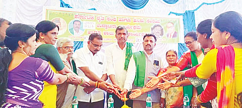  ಪಿರಿಯಾಪಟ್ಟಣ ತಾಲೂಕಿನ ಹಿಟ್ಟನೇಹೆಬ್ಬಾಗಿಲು ಗ್ರಾಮದಲ್ಲಿ ಕರ್ನಾಟಕ ರೈತ ಸಂಘ ಹಾಗೂ ಹಸಿರು ಸೇನೆಯ ಮಹಿಳಾ ಘಟಕ ಉದ್ಘಾಟನೆ ಮಾಡಲಾಯಿತು. ಮಂಜುನಾಥ್.ಆರ್.ಗೌಡ, ಸ್ವಾಮಿಗೌಡ, ಸುವರ್ಣಮ್ಮ, ಕಾವೇರಮ್ಮ ಇತರರು ಇದ್ದಾರೆ.
