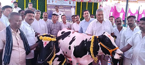ಪಿರಿಯಾಪಟ್ಟಣ ತಾಲೂಕಿನ ಅಲನಹಳ್ಳಿ ಗ್ರಾಮದಲ್ಲಿ ಏರ್ಪಡಿಸಿದ್ದ ಕಾರ್ಯಕ್ರಮದಲ್ಲಿ ಕೆ.ವೆಂಕಟೇಶ್ ಜಾನುವಾರು ಲಸಿಕಾ ಅಭಿಯಾನಕ್ಕೆ ಚಾಲನೆ ನೀಡಿದರು. ನಿತಿನ್ ವೆಂಕಟೇಶ್,ಡಾ.ಶ್ರೀನಿವಾಸ್, ಡಾ.ಶಿವರುದ್ರಪ್ಪ, ಡಾ.ರಮೇಶ್, ಡಾ.ಶಿವಣ್ಣ, ಡಾ.ನಾಗರಾಜ್ ಇತರರು ಇದ್ದರು.