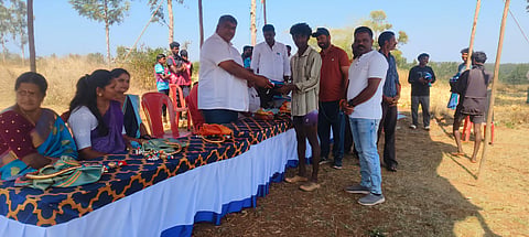 ಪಿರಿಯಾಪಟ್ಟಣ ತಾಲೂಕಿನ ಆಲದಕಟ್ಟೆ ಗಿರಿಜನ ಹಾಡಿಯಲ್ಲಿ ಆಯೋಜಿಸಿದ್ದ ವಾಲಿಬಾಲ್ ಪಂದ್ಯಾವಳಿಯಲ್ಲಿ ನಿತಿನ್ ವೆಂಕಟೇಶ್ ಬಹುಮಾನ ವಿತರಿಸಿದರು. ರವಿಚಂದ್ರ, ಸಂತೋಷ್, ಎಚ್.ಆರ್.ಗೋಪಾಲ್, ರಘು ಇತರರು ಇದ್ದರು. 