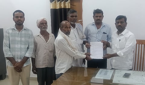 ಅಮರ್ಜಾ ಕೆಳಭಾಗದ ಎಡದಂಡೆ ಕಾಲುವೆಗೆ ನೀರು ಹರಿಸಬೇಕು ಎಂದು ಒತ್ತಾಯಿಸಿ ಆಳಂದನಲ್ಲಿ ಗ್ರೇಡ್​&2 ತಹಸೀಲ್ದಾರ್​ಗೆ ರೈತರು ಮನವಿಪತ್ರ ಸಲ್ಲಿಸಿದರು. ಭೀಮಶಾ ದೊಂಡಿ, ಪಂಡಿತ ಪೂಜಾರಿ, ಲಕ್ಕಪ್ಪ ಮೆಲ್ಕೇರಿ ಇದ್ದರು.