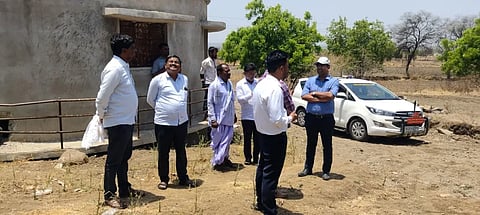 ಚಿಂಚೋಳಿ ತಾಲೂಕಿನ ಬೆನಕೆಪಳ್ಳಿ ಗ್ರಾಮಕ್ಕೆ ಜಿಪಂ ಸಿಇಒ ಭಂವರ್​ಸಿಂಗ್​ ಮೀನಾ ಭೇಟಿ ನೀಡಿ ಬಹುಗ್ರಾಮ ಕುಡಿಯುವ ನೀರು ಯೋಜನೆ ಕಾಮಗಾರಿ ಪರಿಶೀಲಿಸಿದರು. ಸಂತೋಷಕುಮಾರ ಚವ್ಹಾಣ್​, ರಮೇಶ ತುಮಕುಂಟಾ, ಮಲ್ಲಿಕಾರ್ಜುನ ಪಾಟೀಲ್​, ಹಣಮಂತರೆಡ್ಡಿ ಇದ್ದರು.