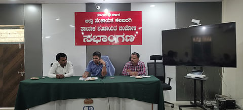  ಚಿಂಚೋಳಿ ತಾಪಂ ಸಭಾಂಗಣದಲ್ಲಿ ಜಿಪಂ ಸಿಇಒ ಭಂವರ್​ಸಿಂಗ್​ ಮೀನಾ ಅವರ ಅಧ್ಯಕ್ಷತೆಯಲ್ಲಿ ಕುಡಿಯುವ ನೀರಿನ ಕುರಿತು ವಿಶೇಷ ಸಭೆ ನಡೆಯಿತು. ಸಂತೋಷಕುಮಾರ ಚವ್ಹಾಣ್​, ಉಮೇಶ ರಾಠೋಡ್​ ಇದ್ದರು.