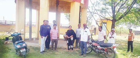 ಸಿದ್ದಾಪುರದ ಎಪಿಎಂಸಿ ಬಳಿಯ ಬಹುಗ್ರಾಮ ಶುದ್ಧ ಕುಡಿಯುವ ನೀರಿನ ಘಟಕಕ್ಕೆ ಆರ್.ಡಬ್ಲು.ಎಸ್ ಜೆಇಗಳಾದ ಸತೀಶ್, ಸುರೇಶ್, ಪಿಡಿಒ ಜ್ಯೋತಿ ರೆಡ್ಡೆರ್, ಗ್ರಾಮ ಆಡಳಿತಾಧಿಕಾರಿ ಮರುಳಸಿದ್ದಪ್ಪ ಭೇಟಿ ನೀಡಿ ನೀರಿನ ಸಮಸ್ಯೆ ಕುರಿತು ಪರಿಶೀಲಿಸಿದರು.