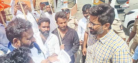 ಕುಂಚಾವರಂ, ಐನಾಪುರ ಮತ್ತು ಚಿಂಚೋಳಿಯಲ್ಲಿ ಶಾಶ್ವತ ಆಧಾರ್​ ಕೇಂದ್ರಗಳನ್ನು ಪ್ರಾರಂಭಿಸಬೇಕು ಎಂಬುದು ಸೇರಿ ವಿವಿಧ ಬೇಡಿಕೆ ಈಡೇರಿಕೆಗೆ ಒತ್ತಾಯಿಸಿ ಚಿಂಚೋಳಿಯಲ್ಲಿ ಜಿಲ್ಲಾಧಿಕಾರಿಗೆ ಮುಕ್ತಿ ಮೋರ್ಚಾ ಸಂಟನೆಯಿಂದ ಮನವಿಪತ್ರ ಸಲ್ಲಿಸಲಾಯಿತು. ಮಾರುತಿ ಗಂಜಗಿರಿ, ಮಹೇಶ ಕುಸರಂಪಳ್ಳಿ, ಮೋಹನ ಐನಾಪುರ ಇತರರಿದ್ದರು.