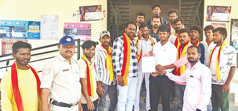 ರಂಗಂಪೇಟೆಯಿಂದ ರತ್ತಾಳ ಗ್ರಾಮಕ್ಕೆ ಹೋಗುವ ಮುಖ್ಯ ರಸ್ತೆ ಸಂಪುರ್ಣ ಹಾಳಾಗಿದ್ದು, ಕೂಡಲೇ ದುರಸ್ತಿ ಮಾಡುವಂತೆ ಆಗ್ರಹಿಸಿ ಜಯ ಕರ್ನಾಟಕ ರಕ್ಷಣಾ ಸೇನೆ ತಾಲೂಕು ಸಮಿತಿ ಕಾರ್ಯಕರ್ತರು ತಹಸೀಲ್ದಾರ್​ಗೆ ಮನವಿ ಸಲ್ಲಿಸಿದರು. ಶರಣಪ್ಪ ಬೈರಿಮಡ್ಡಿ, ಮಲ್ಲಪ್ಪ, ಶಿವರಾಜ್​ ವಗ್ಗರ, ಕೃಷ್ಣ ಹಾವಿನ್​, ಹನುಮಂತ ಭಂಡಾರಿ ಇತರರಿದ್ದರು.