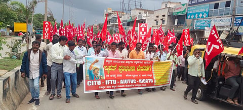 ವಿವಿಧ ಬೇಡಿಕೆ ಈಡೇರಿಸುವಂತೆ ಒತ್ತಾಯಿಸಿ ಜಿಲ್ಲಾ ಕಟ್ಟಡ ಕಾರ್ಮಿಕ ಸಂಘಟನೆಗಳ ಸಮನ್ವಯ ಸಮಿತಿ ಪದಾಧಿಕಾರಿಗಳು ಮಂಗಳವಾರ ಕೊಪ್ಪಳದಲ್ಲಿ ಪ್ರತಿಭಟನೆ ನಡೆಸಿದರು. ಪ್ರಮುಖರಾದ ಬಸವರಾಜ್​ ಶೀಲವಂತರ್​, ಕಾಸಿಂ ಸರ್ದಾರ್​, ಶರಣು ಗಡ್ಡಿ, ತುಕಾರಾಮ್​ ಪಾತ್ರೋಟಿ, ಎಸ್​.ಎ. ಗಫಾರ್​ ಇತರರಿದ್ದರು.