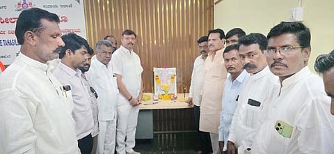 ಸುರಪುರ ತಹಸಿಲ್ ಕಚೇರಿಯಲ್ಲಿ ಶುಕ್ರವಾರ ಶ್ರೀಕೃಷ್ಣ ಜಯಂತಿ ಆಚರಿಸಲಾಯಿತು. ಶಾಸಕ ರಾಜಾ ವೇಣುಗೋಪಾಲ ನಾಯಕ, ಕೆವೈಡಿಸಿಸಿ ಬ್ಯಾಂಕ್ ಅಧ್ಯಕ್ಷ ವಿಠ್ಠಲ ಯಾದವ, ವೆಂಕೋಬ ಯಾದವ, ತಹಸೀಲ್ದಾರ್ ಎಚ್.ಎ.ಸರಕಾವಸ್ ಇತರರಿದ್ದರು.