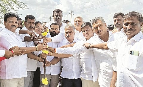 ಕೊಪ್ಪಳ ತಾಲೂಕಿನ ಗುಡುಗೇರಿ ಗ್ರಾಮದಲ್ಲಿ ಸಿಸಿ ರಸ್ತೆ ಕಾಮಗಾರಿಗೆ ಶಾಸಕ ರಾಘವೇಂದ್ರ ಹಿಟ್ನಾಳ ಮಂಗಳವಾರ ಅಡಿಗಲ್ಲು ಪೂಜೆ  ನೆರವೇರಿಸಿದರು. ಪ್ರಮುಖರಾದ ಗವಿಸಿದ್ದಪ್ಪ ಕರಡಿ, ಗೂಳಪ್ಪ ಹಲಿಗೇರಿ, ಭರಮಪ್ಪ ಹಟ್ಟಿ, ಕೃಷ್ಣಾರಡ್ಡಿ ಗಲಬಿ, ಪ್ರಸನ್ನ ಗಡಾದ್ ಇದ್ದರು. 