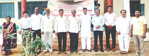 ಬೆಟಗೇರಿ ಗ್ರಾಮದ ಸರ್ಕಾರಿ ಪ್ರೌಢಶಾಲೆಯಲ್ಲಿ ನಶಾಮುಕ್ತ ಭಾರತ ಅಭಿಯಾನ ನಡೆಯಿತು. ಪ್ರಮುಖರಾದ ರಾಜು ತೇರದಾಳ, ಗದಿಗೆಪ್ಪ ವದಗನಹಾಳ, ಮುಖ್ಯಶಿಕ್ಷಕ ಪರಶುರಾಮ ಸಾಲ್ಮನಿ, ಶಿಕ್ಷಕರಾದ ಗಿರಿಯಪ್ಪ, ರಾಜಾಸಾಬ್, ಮರ್ದಾನಲಿ, ಸುನೀತಾ ಇತರರಿದ್ದರು.