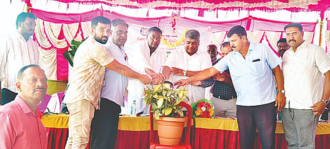ಬೈಲಕುಪ್ಪೆ ಪ್ರೌಢಶಾಲೆ ಆವರಣದಲ್ಲಿ ಆಯೋಜಿಸಿದ್ದ ರಾಷ್ಟ್ರೀಯ ವಿಜ್ಞಾನ ದಿನ ಕಾರ್ಯಕ್ರಮವನ್ನು ಗಣ್ಯರು ಉದ್ಘಾಟಿಸಿದರು. ಜಿ.ಕೆ.ಜಗನ್, ತಿರುಮಲಾಪುರ ರಾಜೇಗೌಡ, ಎಂ.ಎಂ. ರಾಜೇಗೌಡ,  ಐಕೆಪಿ ಹೆಗಡೆ, ಚಂದ್ರೇಗೌಡ, ಗುರುದತ್, ಇದ್ದರು.