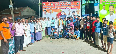 ಮುಖ್ಯಮಂತ್ರಿಯಾಗಿ ಡಿ.ಕೆ.ಶಿವಕುಮಾರ್ ಪ್ರಮಾಣ ವಚನ ಸ್ವೀಕರಿಸಿದ ಹಿನ್ನೆಲೆಯಲ್ಲಿ ಹಾರನಹಳ್ಳಿ ಗ್ರಾಮದಲ್ಲಿ ನಾಡಪ್ರಭು ಕೆಂಪೇಗೌಡ ಒಕ್ಕಲಿಗರ ಸೇವಾ ಸಮಿತಿ ಮತ್ತು ಗ್ರಾಮಸ್ಥರು ಪಟಾಕಿ ಸಿಡಿಸಿ, ಸಿಹಿ ಹಂಚಿ ಸಂಭ್ರಮ ಆಚರಿಸಲಾಯಿತು.