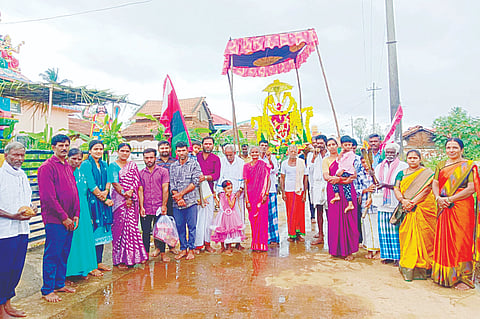 ಶ್ರೀ ಚಾಮುಂಡೇಶ್ವರಿ ದೇವಿಯ ವಧರ್ಂತಿ ಮಹೋತ್ಸವ ಹಿನ್ನಲೆ ಚಪ್ಪರದಹಳ್ಳಿಯಲ್ಲಿ ನಾಡದೇವತೆಯ ವಿಶೇಷ ಪೂಜೆ, ಮೆರವಣಿಗೆ ನಡೆಯಿತು.
