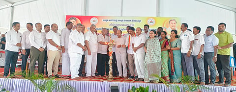 ಪಿರಿಯಾಪಟ್ಟಣ ತಾಲೂಕಿನ ಬೆಟ್ಟದಪುರದ ಸಿಡಿಲು ಮಲ್ಲಿಕಾರ್ಜುನ ಸ್ವಾಮಿ ಬೆಟ್ಟಕ್ಕೆ ರಸ್ತೆ ನಿರ್ಮಾಣ ಕಾಮಗಾರಿಗೆ ಲೋಕೋಪಯೋಗಿ ಇಲಾಖೆ ಸಚಿವ ಸತೀಶ್ ಜಾರಕಿಹೊಳಿ ಶುಕ್ರವಾರ ಚಾಲನೆ ನೀಡಿದರು. ಜಿಲ್ಲಾ ಉಸ್ತುವಾರಿ ಸಚಿವ ಡಾ.ಯತೀಂದ್ರ ಸಿದ್ದರಾಮಯ್ಯ, ಶಾಸಕ ಕೆ.ವೆಂಕಟೇಶ್, ಲೋಕೋಪಯೋಗಿ ಇಲಾಖೆ  ಮುಖ್ಯ ಇಂಜಿನಿಯರ್ ಕೆ.ಸಿ.ಸತೀಶ್, ಮೈಸೂರು ವಿಭಾಗದ ಅಧೀಕ್ಷಕ ಇಂಜಿನಿಯರ್ ಸಿ.ಎಸ್.ಮಂಜು ಇತರರು ಇದ್ದರು. 