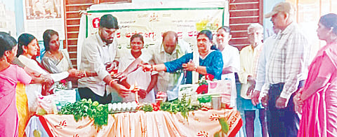 ಬೆಟ್ಟದಪುರ ಸಮೀಪದ ಕಣಗಾಲು ಗ್ರಾಮದ ಒಂದನೇ ಅಂಗನವಾಡಿ ಕೇಂದ್ರದಲ್ಲಿ ನಡೆದ ರಾಷ್ಟ್ರೀಯ ಪೌಷ್ಟಿಕ ಸಪ್ತಾಹ ಕಾರ್ಯಕ್ರಮವನ್ನು ಗಣ್ಯರು ಉದ್ಘಾಟಿಸಿದರು. ಡಾ. ಸಿ.ಕಾರ್ತಿಕ್, ಶಶಿಧರ್, ರಾಧಾಮಣಿ, ಸವಿತಾ, ದಿವ್ಯಾರಾಣಿ, ಮಂಜುಳಾ, ಶೋಭಾ ಇತರರಿದ್ದರು.