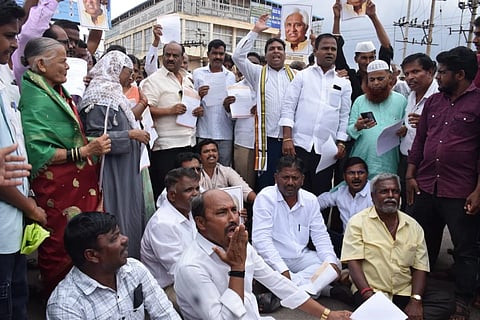 ಎಚ್​.ಕೆ. ಪಾಟೀಲ ಅವರಿಗೆ ಸಚಿವ ಸ್ಥಾನ ನೀಡದ ಹಿನ್ನೆಲೆ ಗಾಂಧಿ ವೃತ್ತದಲ್ಲಿ ಕಾಂಗ್ರೆಸ್​ ಸದಸ್ಯರು ಪ್ರತಿಭಟಣೆ ನಡೆಸಿದರು.
