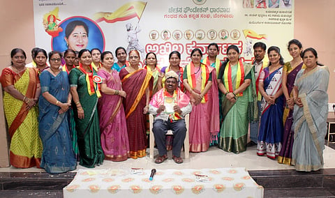   ಗದಗ ಲಾಯನ್ಸ್​ ಭವನದಲ್ಲಿ ಕರ್ನಾಟಕ ರಾಜ್ಯ ಲೇಖಕಿಯರ ಸಂ ಜಿಲ್ಲಾ ಟಕ ಹಾಗೂ ಶರಣೆ ಅಕ್ಕಮಹಾದೇವಿ ಕದಳಿಶ್ರೀ ವೇದಿಕೆ ವತಿಯಿಂದ ಭಾನುವಾರ ಏರ್ಪಡಿಸಿದ್ದ ರಾಜ್ಯ ಮಟ್ಟದ ಕನ್ನಡ ನುಡಿ ಸಡಗರ ಸಾಹಿತ್ಯ ಸಮ್ಮೇಳನದಲ್ಲಿ ಡಾ. ಶಿವಪ್ಪ ಕುರಿ ಅವರನ್ನು ಸನ್ಮಾನಿಸಲಾಯಿತು. ವಿವೇಕಾನಂದ ಗುಡಿಮನಿ, ಸಾಹಿತಿ ಜಿ. ಎಸ್​. ಪಾಟೀಲ, ಶಿವಶಾಂತಾ ಬಿಸನಳ್ಳಿ, ಪುಷ್ಪಲತಾ ಬಸವರಾಜ ಬಳ್ಳಾರಿ, ಸುಮತಿ ಗದಗಿನಮಠ, ಉಡಚಮ್ಮ ಮುದಿಯಪ್ಪ ವಾಲ್ಮೀಕಿ, ದೀಪ್ತಿ ಪಾಠಕ, ಡಾ. ಜಿ. ಪ್ರೇಮಾ, ಸುಜಾತಾ ಪಾಟೀಲ, ನಿರ್ಮಲಾ ಚಿತ್ತಾಮೂರ, ಶಕುಂತಲಾ ಬಂಡಿ, ರೇಖಾ ರೊಟ್ಟಿ, ಚಂದ್ರಕಲಾ ಸ್ಥಾವರಮಠ ಇತರರು ಇದ್ದರು.