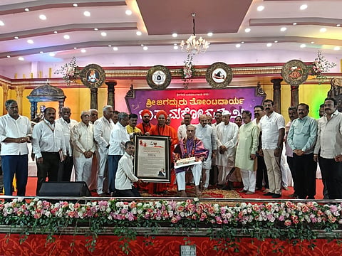 ಗದಗ ತೋಂಟದಾರ್ಯ ಮಠದಲ್ಲಿ ಜರುಗಿದ ಜಾತ್ರಾ ಮಹೋತ್ಸವದಲ್ಲಿ ಬಸವರಾಜ ಹೊರಟ್ಟಿ ಅವರನ್ನು ಸನ್ಮಾನಿಸಲಾಯಿತು.
