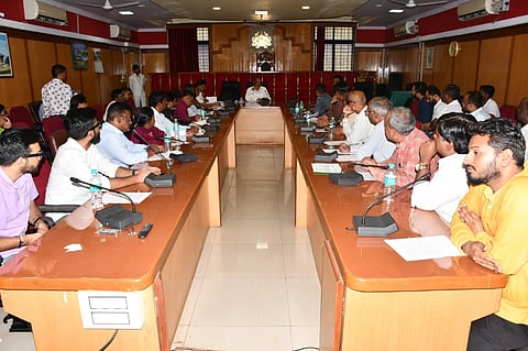 ಗದಗ ಜಿಲ್ಲಾಡಳಿತ ಭವನದಲ್ಲಿ ಇಂಧನ ಕೊರತೆ ಕುರಿತು ಸಭೆ ಜರುಗಿತು. ಜಿಲ್ಲಾಧಿಕಾರಿ ಸಿ.ಎನ್​. ಶ್ರೀಧರ, ಆಹಾರ ಇಲಾಖೆ ಉಪನಿರ್ದೇಶಕರು, ತೈಲ ಕಂಪನಿಗಳ ಮಾರಾಟ ಅಧಿಕಾರಿಗಳು, ಬಂಕ್​ ಮಾಲೀಕರು ಸೇರಿದಂಯೆ ವಿವಿಧ ಇಲಾಖೆಗಳ ಅಧಿಕಾರಿಗಳು ಇದ್ದರು.