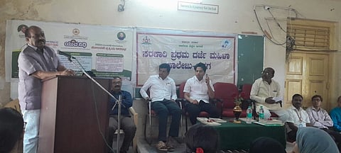 ನಗರದ ಸರ್ಕಾರಿ ಪ್ರಥಮ ದರ್ಜೆ ಮಹಿಳಾ ಕಾಲೇಜಿನಲ್ಲಿ ಜಿಲ್ಲಾ ಉದ್ಯೋಗ ವಿನಿಮಯ ಕಚೇರಿಯಿಂದ ಹಮ್ಮಿಕೊಳ್ಳಲಾಗಿದ್ದ ಯುವನಿಧಿ ಯೋಜನೆಯ ಕುರಿತು ಕಾರ್ಯಾಗಾರದಲ್ಲಿ ಬಿ.ಬಿ.ಅಸೂಟಿ ಮಾತನಾಟಡಿದರು. ಕೃಷ್ಣಗೌಡ ಪಾಟೀಲ, ಪಿ.ಡಿ.ಕರಿಗಾರ, ಅಶೋಕ ಮಂದಾಲಿ, ವಿದ್ಯಾಧರ ದೊಡಮನಿ, ಬಸವಂತಪ್ಪ  ಎಸ್​. ಯು. ಸಜ್ಜನಶೆಟ್ಟರ್​, ತೇಜಸ್ವಿನಿ ಇತರರು ಇದ್ದರು.  