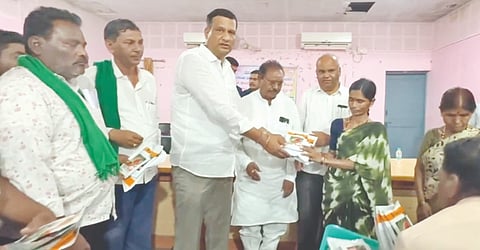 ಹುಮನಾಬಾದ್​ ತಾಪಂ ಕಚೇರಿಯಲ್ಲಿ ಗುರುವಾರ ತೋಟಗಾರಿಕೆ ಇಲಾಖೆಯಿಂದ ಪರಿಶಿಷ್ಟ ಜಾತಿ, ಪರಿಶಿಷ್ಟ ಪಂಗಡ ರೈತರಿಗೆ ಶಾಸಕ ಡಾ.ಸಿದ್ದಲಿಂಗಪ್ಪ ಪಾಟೀಲ್​ ತರಕಾರಿ ಬೀಜದ ಕಿಟ್​ ವಿತರಿಸಿದರು. ವಿಶ್ವನಾಥ ಜೀಳ್ಳೆ, ವಿಶ್ವನಾಥ ಪಾಟೀಲ್​, ಸತೀಶ ನನ್ನೂರೆ ಇತರರಿದ್ದರು