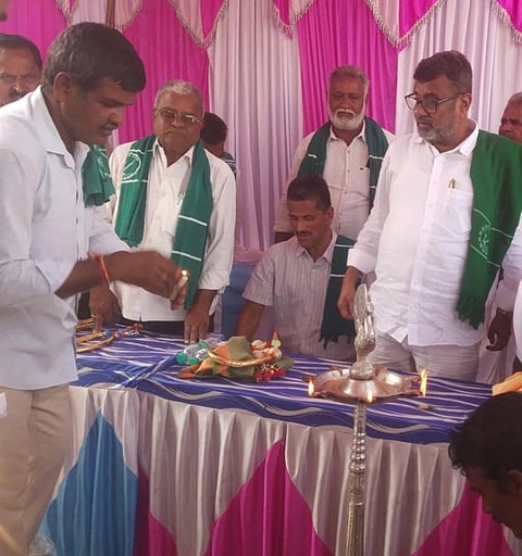 ಎಚ್.ಡಿ.ಕೋಟೆ ತಾಲೂಕಿನ ಹತ್ವಾಳ್ ಗ್ರಾಮದಲ್ಲಿ ರಾಜ್ಯ ರೈತ ಸಂಘದ ಗ್ರಾಮ ಶಾಖೆ ಉದ್ಘಾಟನಾ ಕಾರ್ಯಕ್ರಮವನ್ನು ರಾಜ್ಯ ಅಧ್ಯಕ್ಷ ಬಡಗಲಪುರ ನಾಗೇಂದ್ರ ಉದ್ಘಾಟಿಸಿದರು. ಹೊಸೂರು ಕುಮಾರ್, ಹೊಸಕೋಟೆ ಬಸವರಾಜು ಇತರರಿದ್ದರು.