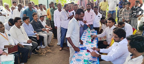 ಎಚ್.ಡಿ.ಕೋಟೆ ತಾಲೂಕಿನ ರಾಮೇನಹಳ್ಳಿ ಗ್ರಾಮದಲ್ಲಿ ಶಾಸಕರ ಅಧ್ಯಕ್ಷತೆಯಲ್ಲಿ ನಡೆದ ಜನಸ್ಪಂದನ ಕಾರ್ಯಕ್ರಮದಲ್ಲಿ ಗ್ರಾಮಸ್ಥರು ಸಮಸ್ಯೆಗಳನ್ನು ಹೇಳಿಕೊಂಡರು.
